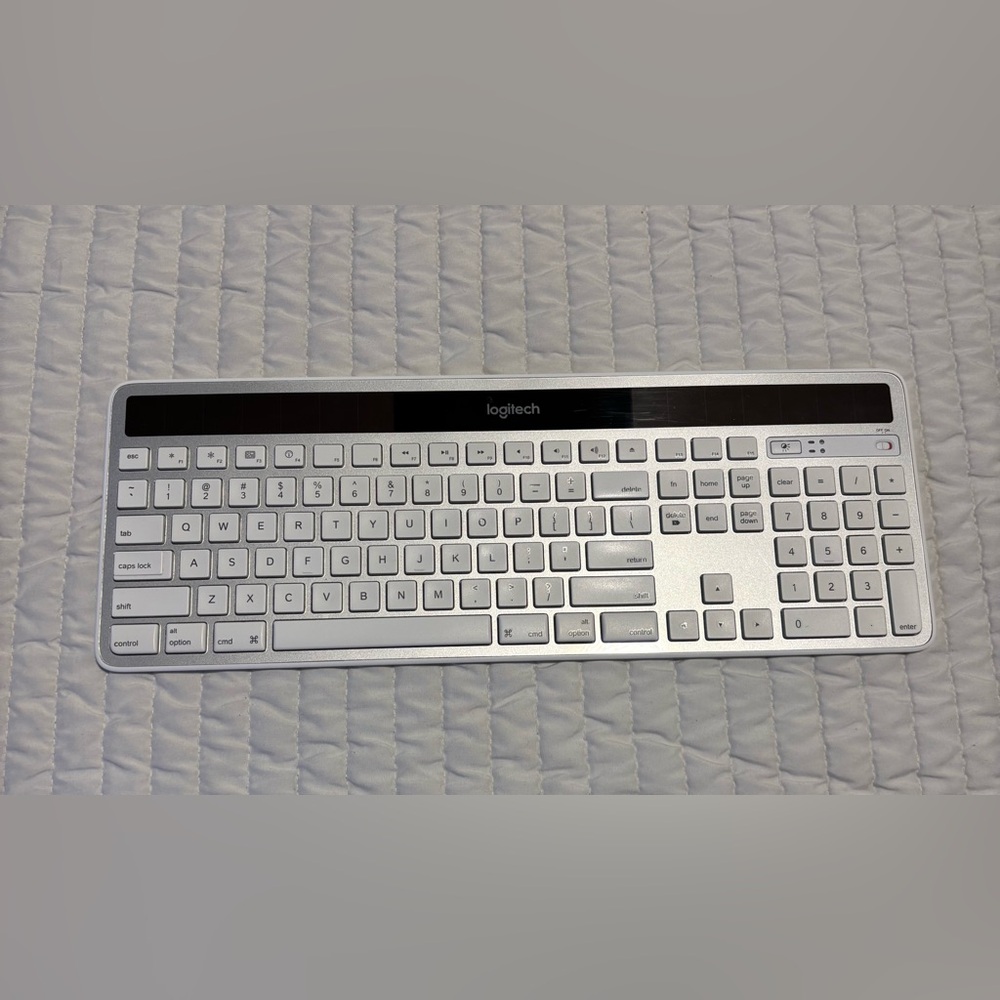 Logitech Wireless Solar Keyboard K750 for Mac
